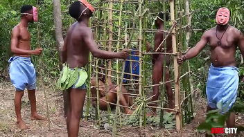 In a far away West African country, during the annual festival, the king has sex with the most fantastic woman locked in a cage while his princess and the guards watch.